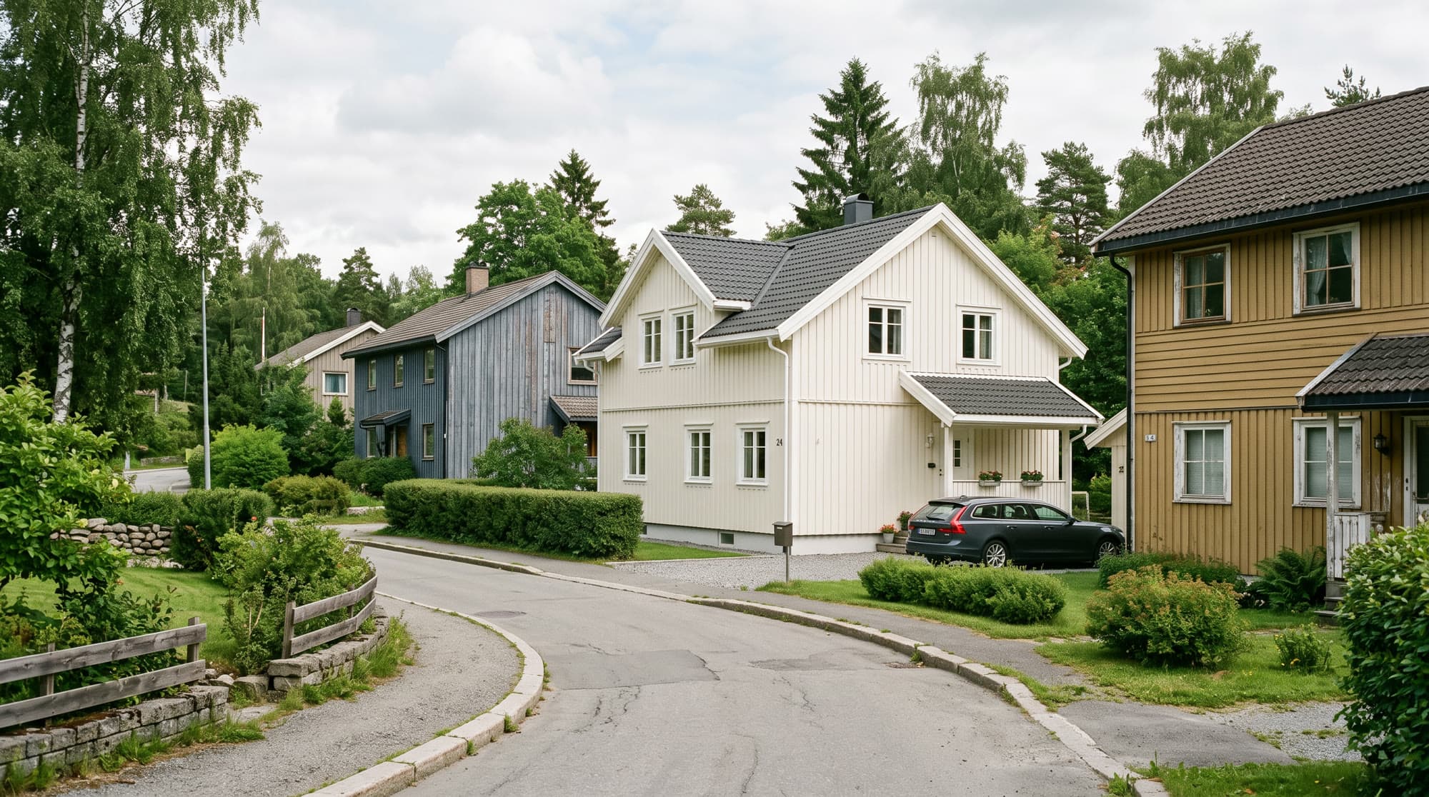 Nymalt norsk enebolig sett fra hagen.